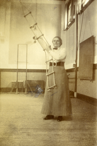 106121 Portret van J.M. van Raders, gymnastieklerares aan de Gemeentelijke H.B.S. voor meisjes te Utrecht (?-1922). Ten ...